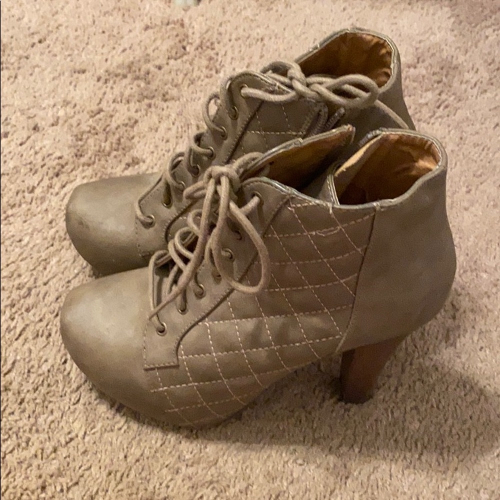 Ankle booties. Brown.